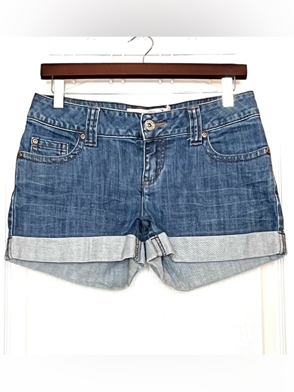 Chloe Women’s Cuffed Denim Shorts Sunburst Embroidered Pocket Size 5/6 Y2K Boho
